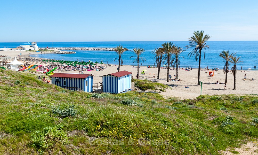 Bonito apartamento en primera línea de playa con vistas al mar en venta en un complejo de alto nivel en Cabopino - Este de Marbella 13016