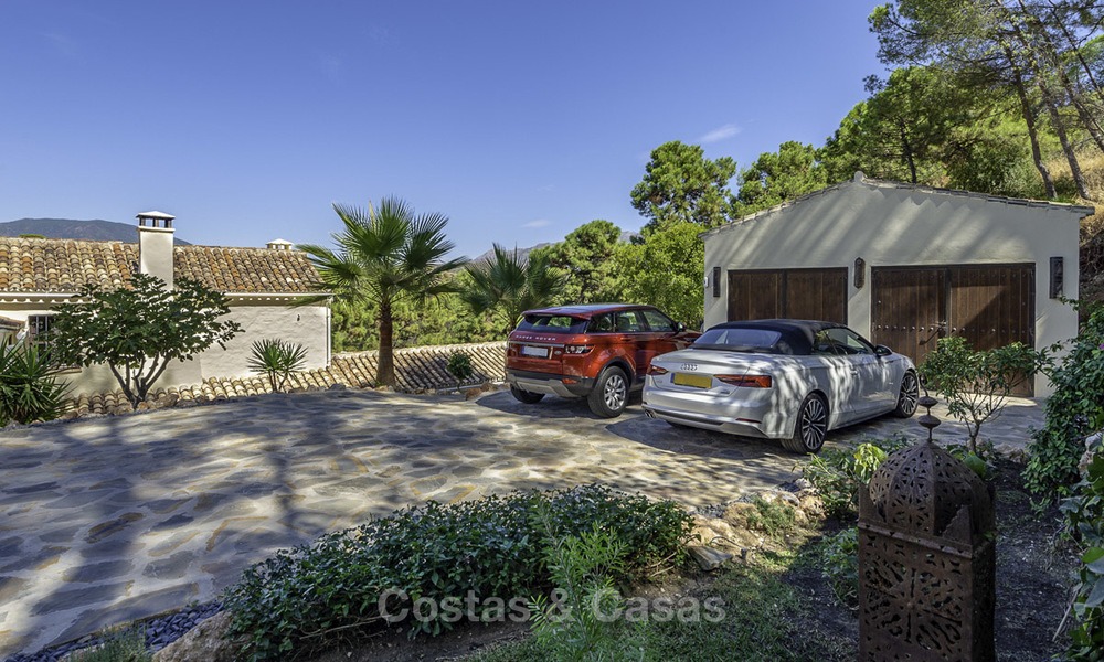 Idílica villa tradicional con increíbles vistas al campo en venta, en la exclusiva finca cerrada de El Madroñal – Benahavis – Marbella 12944