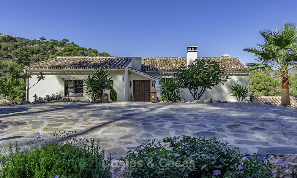 Idílica villa tradicional con increíbles vistas al campo en venta, en la exclusiva finca cerrada de El Madroñal – Benahavis – Marbella 12958