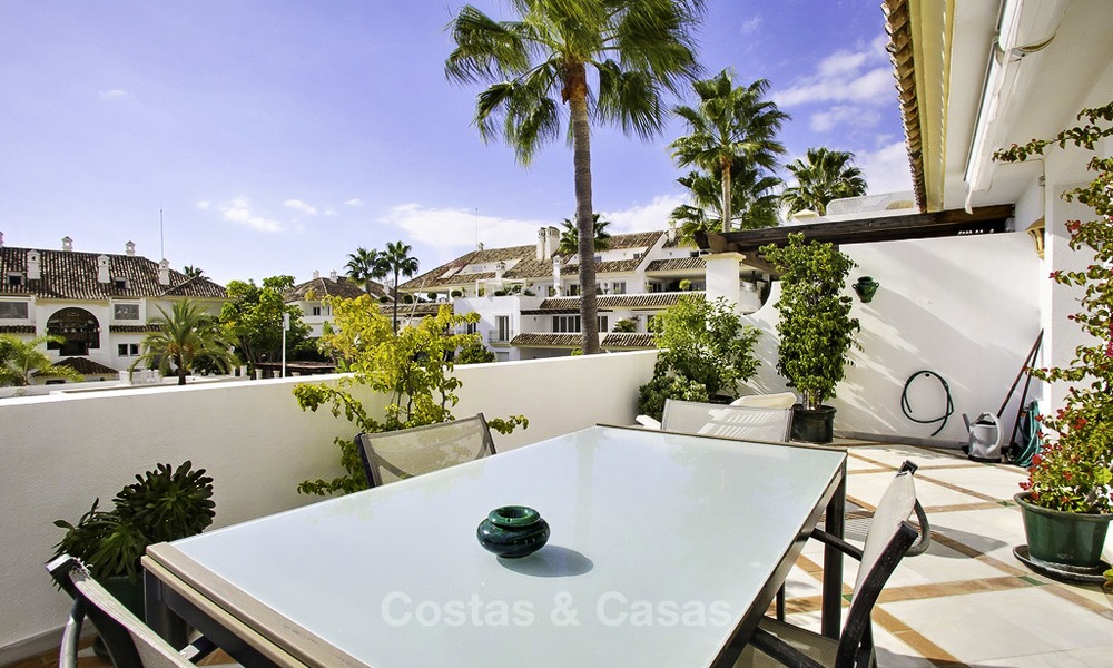 Amplio apartamento con vistas panorámicas al mar en venta, en un prestigioso complejo en la Milla de Oro de Marbella. 13152