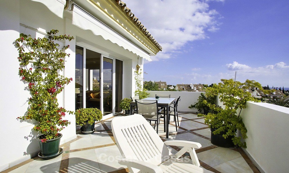 Amplio apartamento con vistas panorámicas al mar en venta, en un prestigioso complejo en la Milla de Oro de Marbella. 13153