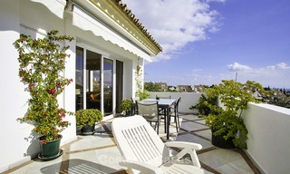 Amplio apartamento con vistas panorámicas al mar en venta, en un prestigioso complejo en la Milla de Oro de Marbella. 13153 