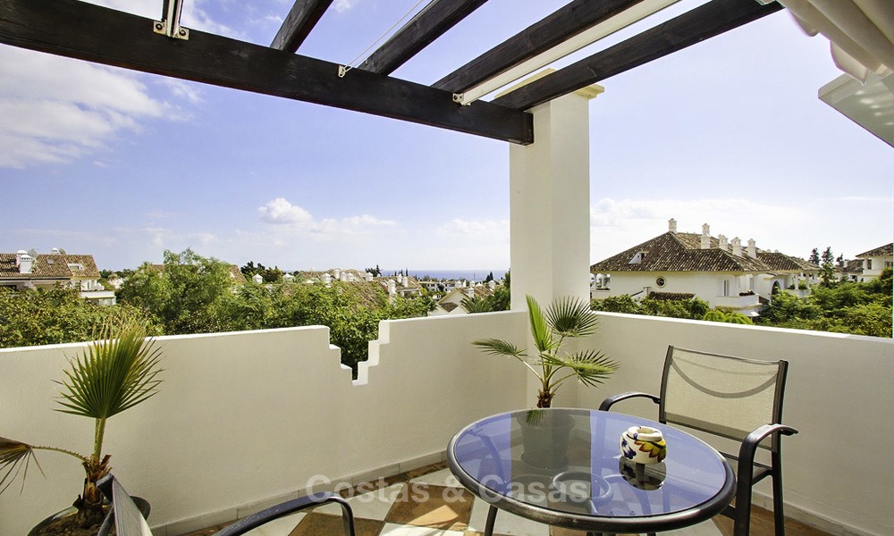 Amplio apartamento con vistas panorámicas al mar en venta, en un prestigioso complejo en la Milla de Oro de Marbella. 13156
