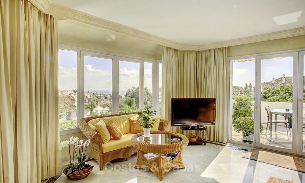 Amplio apartamento con vistas panorámicas al mar en venta, en un prestigioso complejo en la Milla de Oro de Marbella. 13158