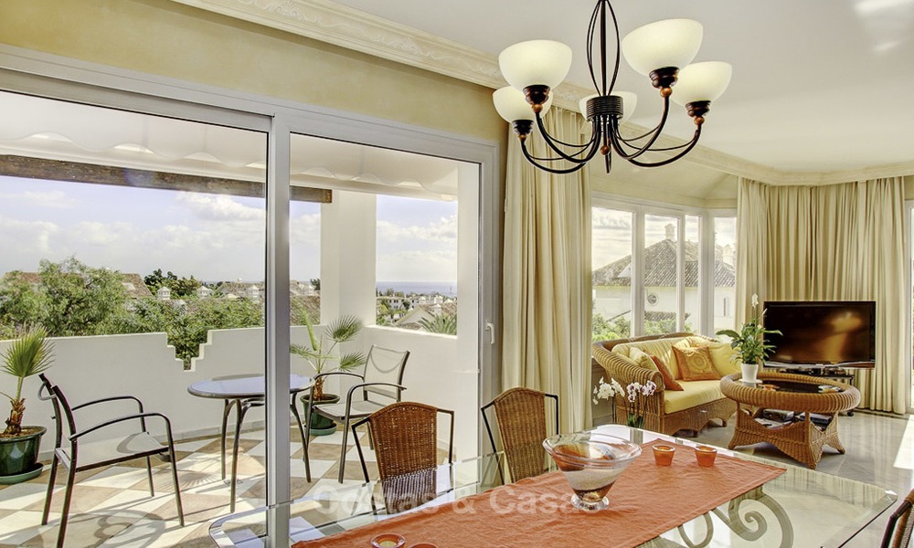 Amplio apartamento con vistas panorámicas al mar en venta, en un prestigioso complejo en la Milla de Oro de Marbella. 13159