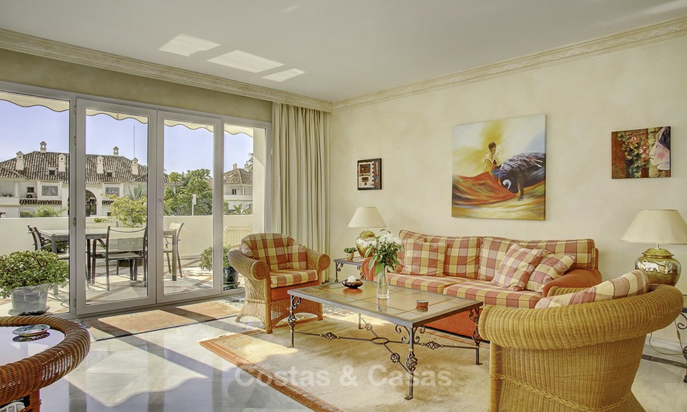 Amplio apartamento con vistas panorámicas al mar en venta, en un prestigioso complejo en la Milla de Oro de Marbella. 13160