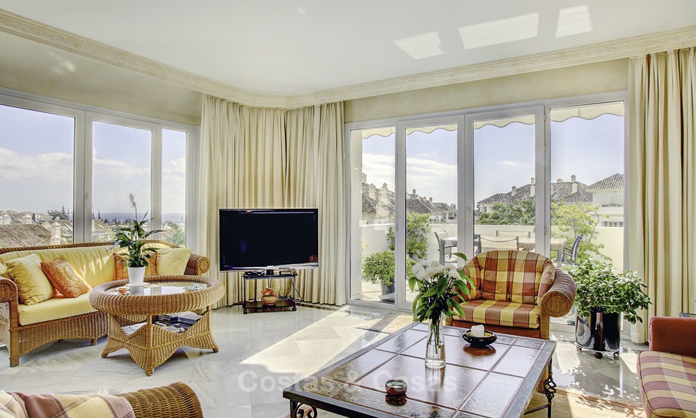 Amplio apartamento con vistas panorámicas al mar en venta, en un prestigioso complejo en la Milla de Oro de Marbella. 13161