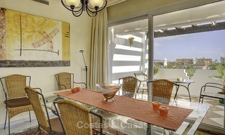 Amplio apartamento con vistas panorámicas al mar en venta, en un prestigioso complejo en la Milla de Oro de Marbella. 13162 