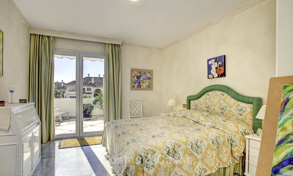 Amplio apartamento con vistas panorámicas al mar en venta, en un prestigioso complejo en la Milla de Oro de Marbella. 13165