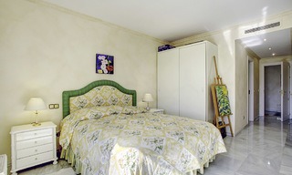 Amplio apartamento con vistas panorámicas al mar en venta, en un prestigioso complejo en la Milla de Oro de Marbella. 13166 