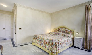 Amplio apartamento con vistas panorámicas al mar en venta, en un prestigioso complejo en la Milla de Oro de Marbella. 13168 