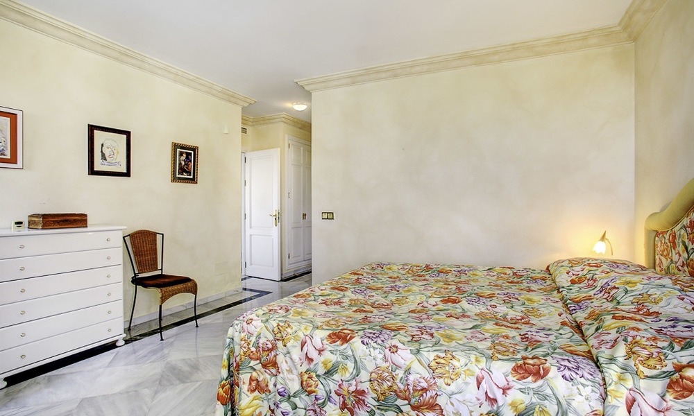 Amplio apartamento con vistas panorámicas al mar en venta, en un prestigioso complejo en la Milla de Oro de Marbella. 13169