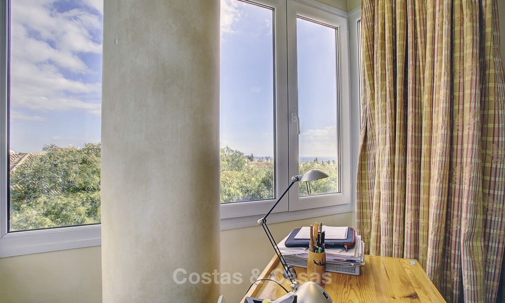 Amplio apartamento con vistas panorámicas al mar en venta, en un prestigioso complejo en la Milla de Oro de Marbella. 13170