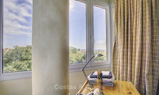 Amplio apartamento con vistas panorámicas al mar en venta, en un prestigioso complejo en la Milla de Oro de Marbella. 13170 
