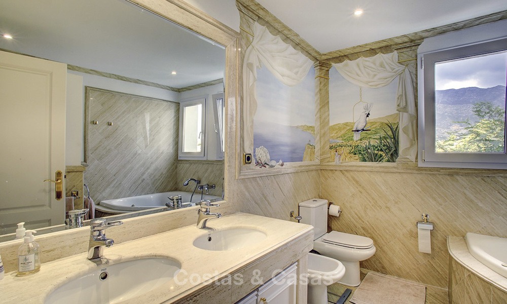 Amplio apartamento con vistas panorámicas al mar en venta, en un prestigioso complejo en la Milla de Oro de Marbella. 13171