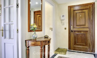 Amplio apartamento con vistas panorámicas al mar en venta, en un prestigioso complejo en la Milla de Oro de Marbella. 13174 