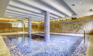 Amplio apartamento con vistas panorámicas al mar en venta, en un prestigioso complejo en la Milla de Oro de Marbella. 13183 