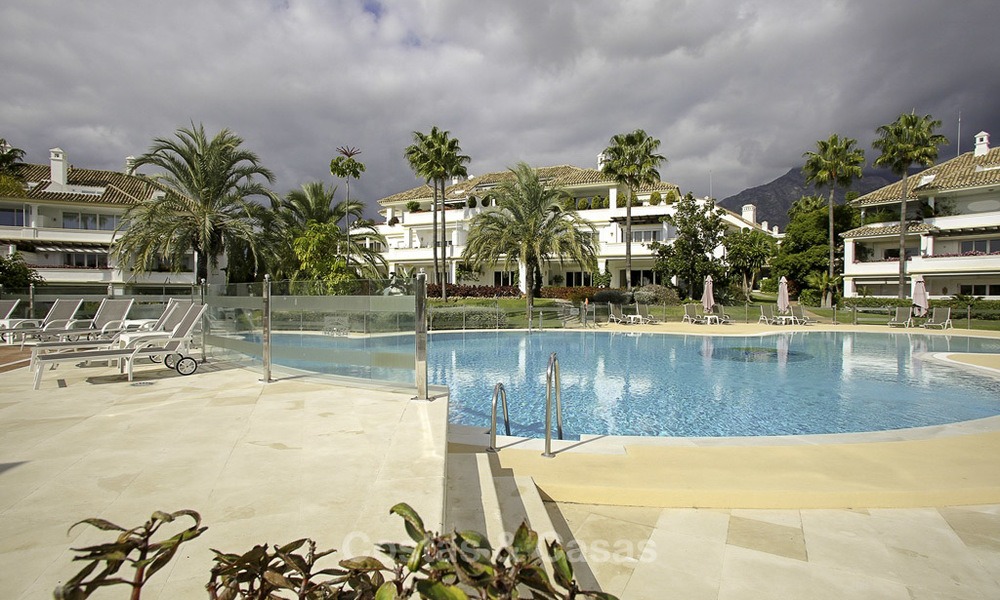 Amplio apartamento con vistas panorámicas al mar en venta, en un prestigioso complejo en la Milla de Oro de Marbella. 13187