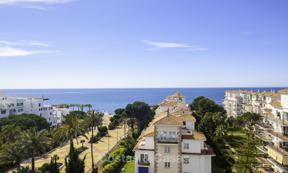 Atractivo ático con increíbles vistas al mar en un complejo de primera línea de playa en venta en Puerto Banús - Marbella 13236