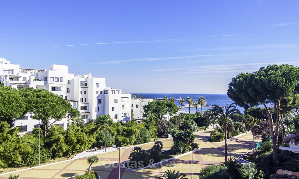 Atractivo ático con increíbles vistas al mar en un complejo de primera línea de playa en venta en Puerto Banús - Marbella 13247