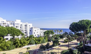 Atractivo ático con increíbles vistas al mar en un complejo de primera línea de playa en venta en Puerto Banús - Marbella 13247 