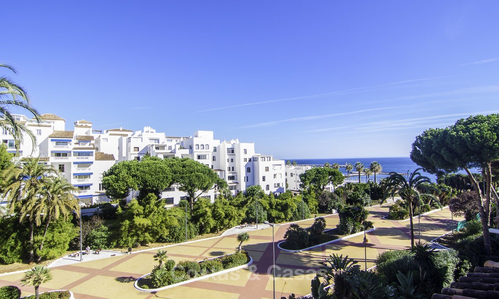 Atractivo ático con increíbles vistas al mar en un complejo de primera línea de playa en venta en Puerto Banús - Marbella 13248