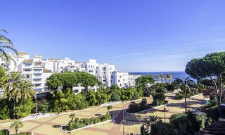Atractivo ático con increíbles vistas al mar en un complejo de primera línea de playa en venta en Puerto Banús - Marbella 13248 