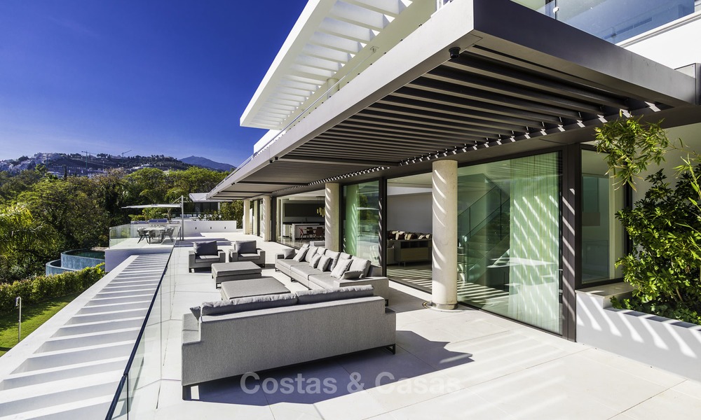 Villa de lujo moderna a estrenar con vistas panorámicas al mar, lista para vivir, en una elegante urbanización de golf en Nueva Andalucia - Marbella 13253