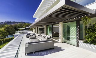 Villa de lujo moderna a estrenar con vistas panorámicas al mar, lista para vivir, en una elegante urbanización de golf en Nueva Andalucia - Marbella 13253 