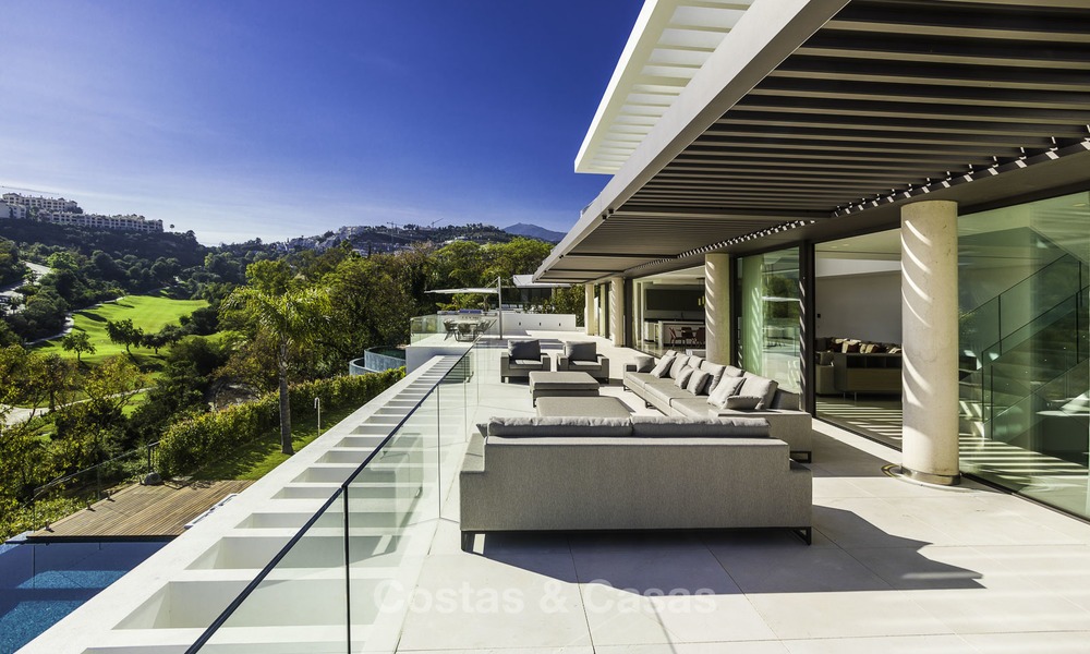 Villa de lujo moderna a estrenar con vistas panorámicas al mar, lista para vivir, en una elegante urbanización de golf en Nueva Andalucia - Marbella 13254