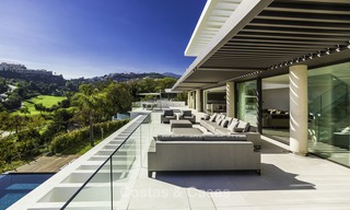 Villa de lujo moderna a estrenar con vistas panorámicas al mar, lista para vivir, en una elegante urbanización de golf en Nueva Andalucia - Marbella 13254 