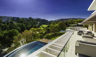 Villa de lujo moderna a estrenar con vistas panorámicas al mar, lista para vivir, en una elegante urbanización de golf en Nueva Andalucia - Marbella 13255 