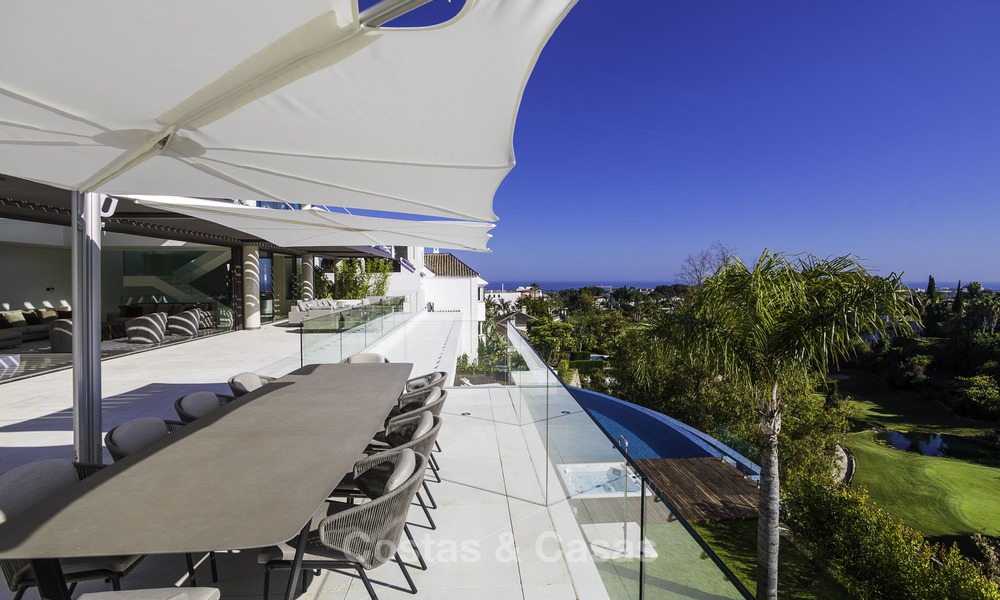Villa de lujo moderna a estrenar con vistas panorámicas al mar, lista para vivir, en una elegante urbanización de golf en Nueva Andalucia - Marbella 13256