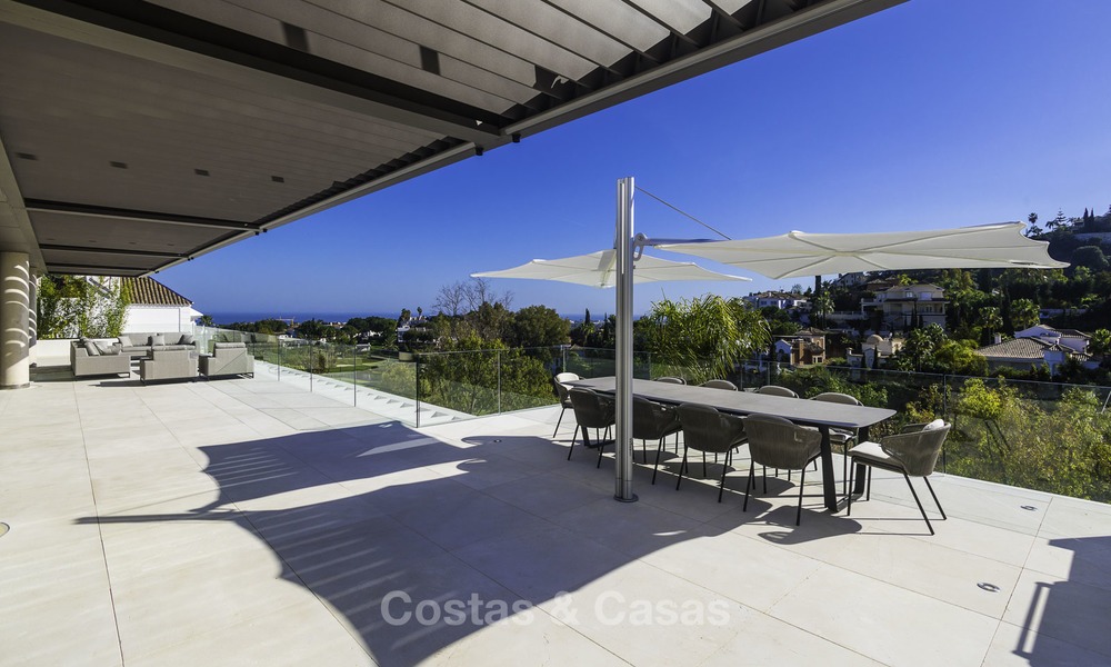 Villa de lujo moderna a estrenar con vistas panorámicas al mar, lista para vivir, en una elegante urbanización de golf en Nueva Andalucia - Marbella 13258