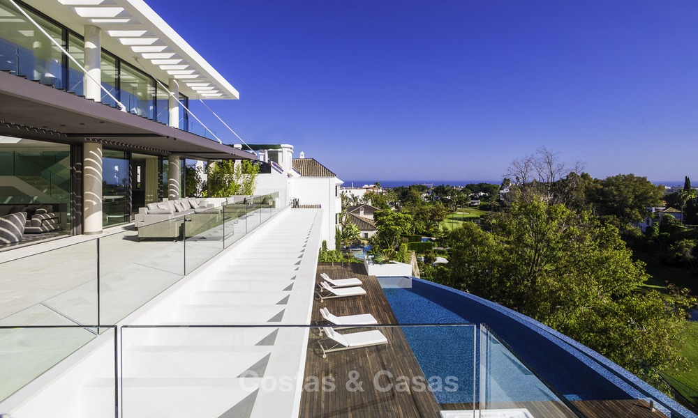 Villa de lujo moderna a estrenar con vistas panorámicas al mar, lista para vivir, en una elegante urbanización de golf en Nueva Andalucia - Marbella 13260