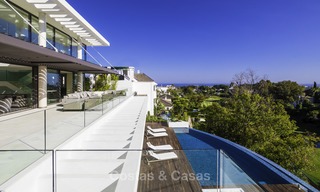 Villa de lujo moderna a estrenar con vistas panorámicas al mar, lista para vivir, en una elegante urbanización de golf en Nueva Andalucia - Marbella 13260 