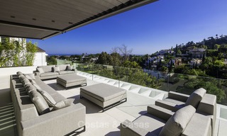 Villa de lujo moderna a estrenar con vistas panorámicas al mar, lista para vivir, en una elegante urbanización de golf en Nueva Andalucia - Marbella 13262 