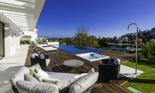 Villa de lujo moderna a estrenar con vistas panorámicas al mar, lista para vivir, en una elegante urbanización de golf en Nueva Andalucia - Marbella 13263 