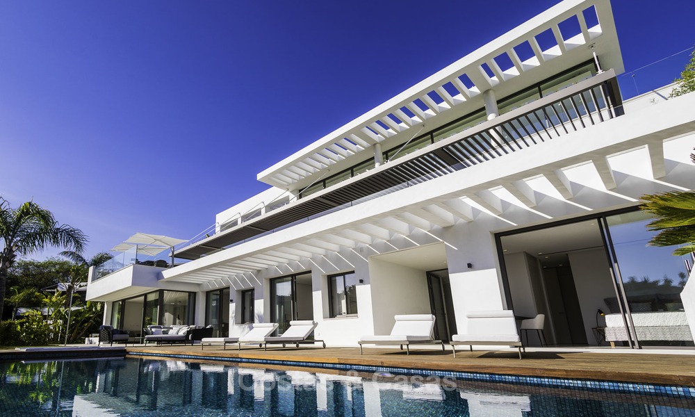 Villa de lujo moderna a estrenar con vistas panorámicas al mar, lista para vivir, en una elegante urbanización de golf en Nueva Andalucia - Marbella 13265