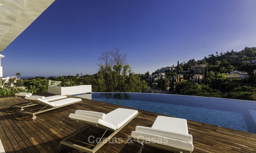 Villa de lujo moderna a estrenar con vistas panorámicas al mar, lista para vivir, en una elegante urbanización de golf en Nueva Andalucia - Marbella 13266