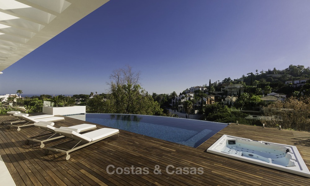 Villa de lujo moderna a estrenar con vistas panorámicas al mar, lista para vivir, en una elegante urbanización de golf en Nueva Andalucia - Marbella 13267