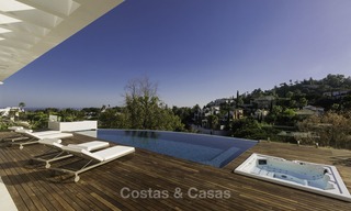 Villa de lujo moderna a estrenar con vistas panorámicas al mar, lista para vivir, en una elegante urbanización de golf en Nueva Andalucia - Marbella 13267 