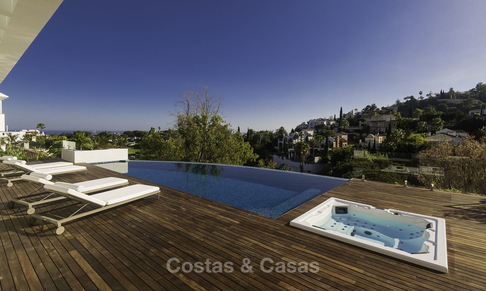Villa de lujo moderna a estrenar con vistas panorámicas al mar, lista para vivir, en una elegante urbanización de golf en Nueva Andalucia - Marbella 13268