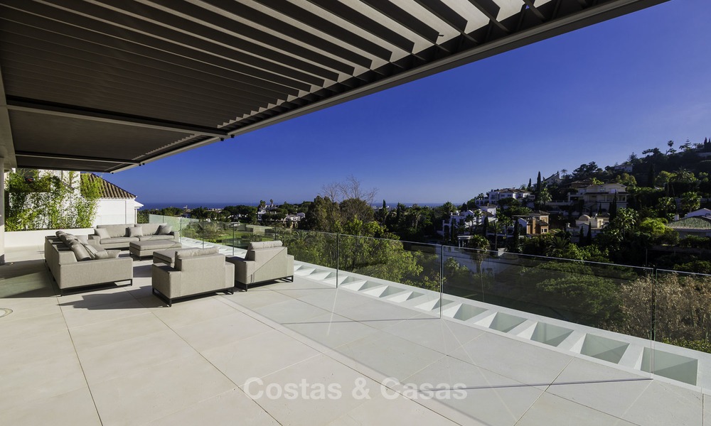 Villa de lujo moderna a estrenar con vistas panorámicas al mar, lista para vivir, en una elegante urbanización de golf en Nueva Andalucia - Marbella 13269