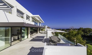 Villa de lujo moderna a estrenar con vistas panorámicas al mar, lista para vivir, en una elegante urbanización de golf en Nueva Andalucia - Marbella 13270 