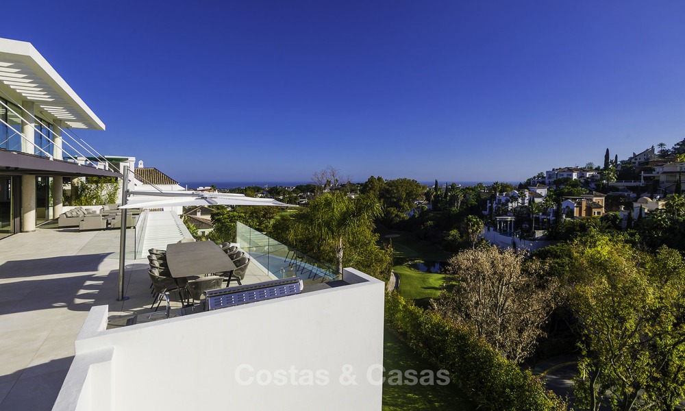 Villa de lujo moderna a estrenar con vistas panorámicas al mar, lista para vivir, en una elegante urbanización de golf en Nueva Andalucia - Marbella 13271