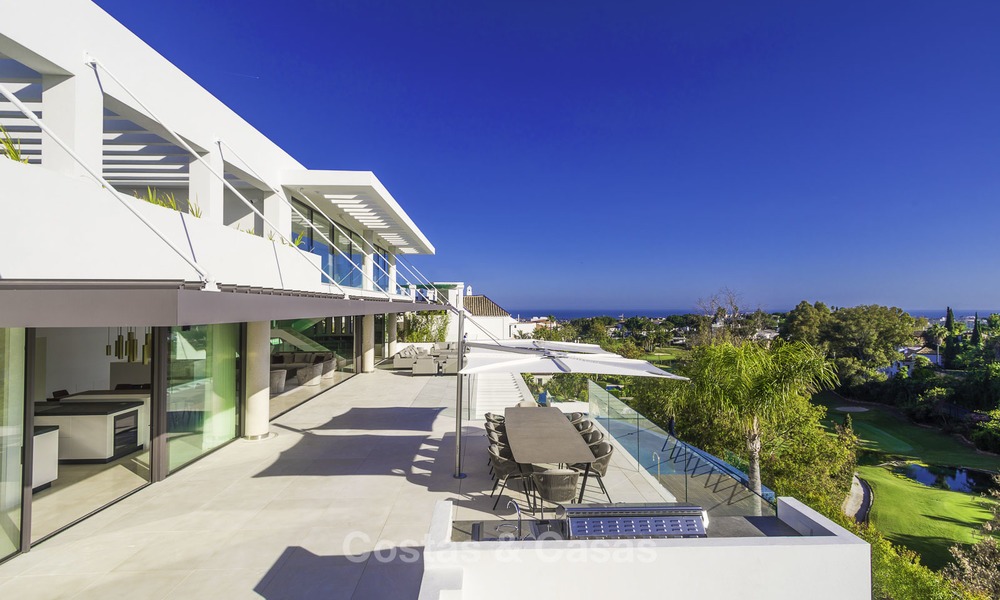 Villa de lujo moderna a estrenar con vistas panorámicas al mar, lista para vivir, en una elegante urbanización de golf en Nueva Andalucia - Marbella 13272