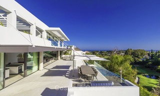 Villa de lujo moderna a estrenar con vistas panorámicas al mar, lista para vivir, en una elegante urbanización de golf en Nueva Andalucia - Marbella 13272 