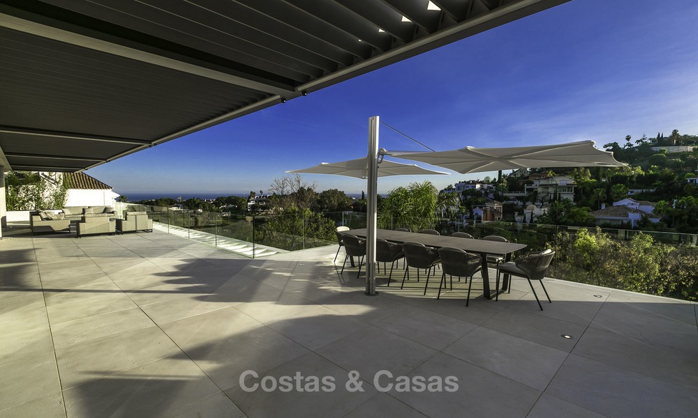 Villa de lujo moderna a estrenar con vistas panorámicas al mar, lista para vivir, en una elegante urbanización de golf en Nueva Andalucia - Marbella 13276