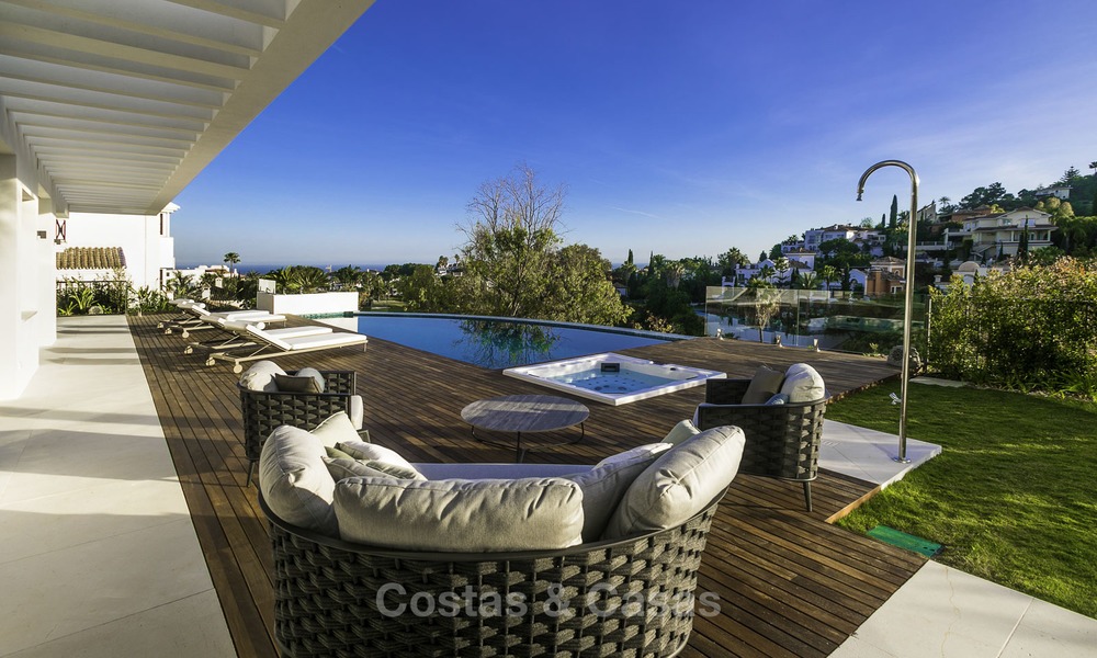 Villa de lujo moderna a estrenar con vistas panorámicas al mar, lista para vivir, en una elegante urbanización de golf en Nueva Andalucia - Marbella 13277
